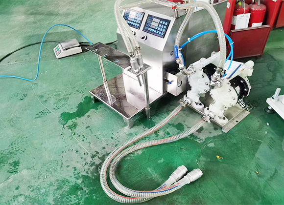 高粘度瓶、袋一體液體洗滌劑灌裝機(jī)-01